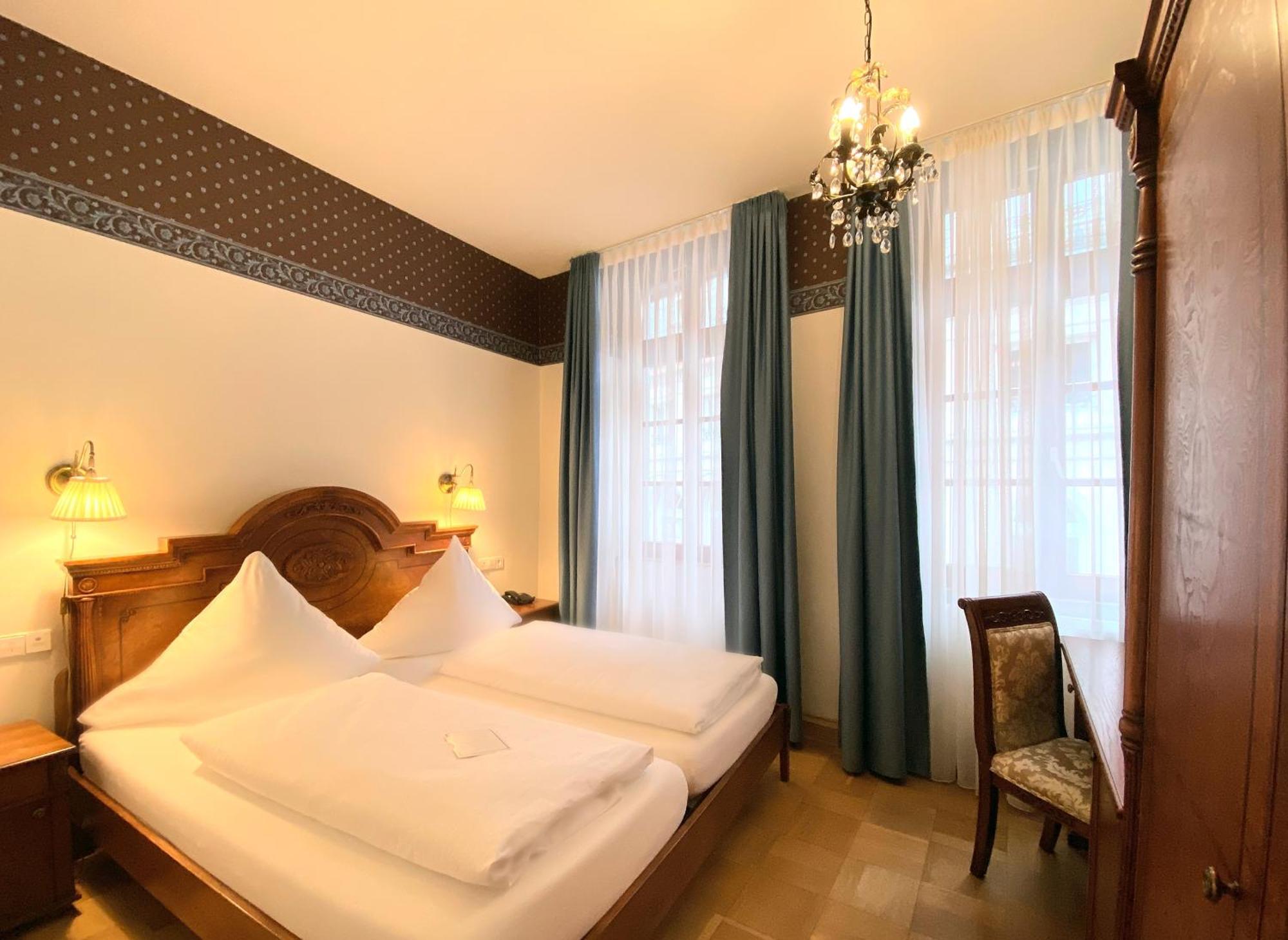Hotel Rathausgloeckel Baden-Baden Rum bild